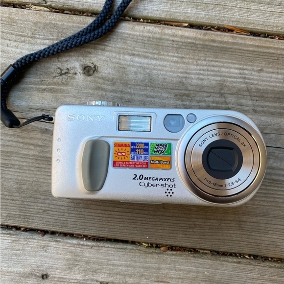 Vintage 2002 Sony Cybershot DSC-p2 2 MPX Camera UNTESTED - Picture 1 of 8